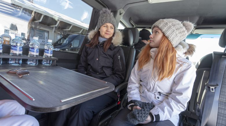 Kaksi matkustajaa p&ouml;yd&auml;n &auml;&auml;ress&auml; tila-autossa