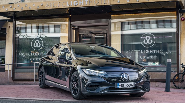 Musta Mercedes-Benz-henkil&ouml;auto hotellin edess&auml;